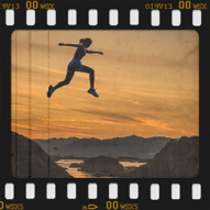 Diz travması sonrası yürüme destekli iyileşme sürecinde hasta ve ortopedi uzmanı iletişimi önemlidir. Süreçler takip edilmelidir.