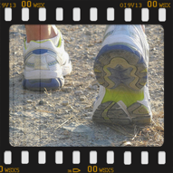 Spor yaralanması geçiren genç hastaya menisküs tedavisi hakkında bilgi veren doktor her zaman hastasını düşünendir.