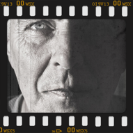 Kalça kırığı sonrası rehabilitasyon egzersizi yapan yaşlı hasta ile Prof. Dr. Halil Burç bire bir süreçleri takip edip, hastasının konforunu düşünmektedir.